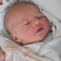 Emilia Zajczkowska przysza na wiat 15 listopada 2013 roku, o godz. 1 w nocy. Tu po narodzinach, waya 3030 g, mierzya 52 cm. Dziewczynka to pierwsze dziecko Anny i Pawa z Libia.